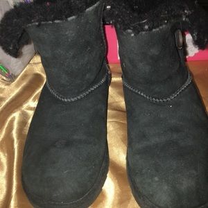 Black side button uggs fits women’s size 5